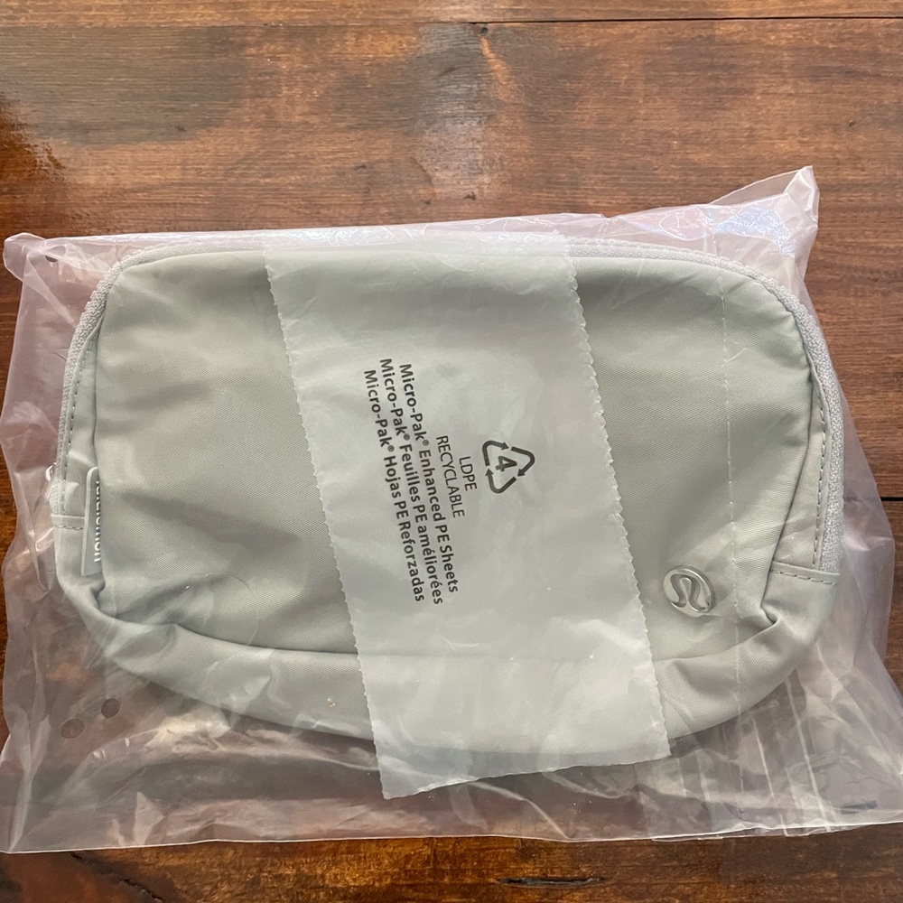 Lululemon Everywhere Belt Bag in Silver Drop - Picture 2 of 9
